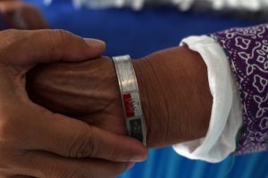 Seorang calon haji menunjukkan gelang identitas sebagai penanda di Asrama Haji Embarkasi Medan, Sumatera Utara, Jumat (28/8). Gelang tersebut sebagai penanda identitas jemaah haji Indonesia di tanah suci. ANTARA FOTO/Septianda Perdana/pras/15