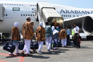 Jamaah calon haji berjalan menuju pesawat di Bandar Udara Internasional Juanda Surabaya di Sidoarjo, Jawa Timur, Jumat (21/8). Sebanyak 445 jamaah calon haji kloter pertama embarkasi Surabaya dari Kabupaten Magetan dan Surabaya diberangkatkan ke Mekah, Arab Saudi. ANTARA FOTO/M Risyal Hidayat/foc/15.