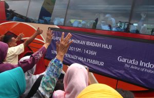 Sejumlah kerabat keluarga melambaikan tangan mereka ke arah bus yang membawa rombongan jemaah calon haji saat diberangkatkan dari Asrama Haji Medan, Sumatera Utara, Minggu (23/8). Sebanyak 368 orang calon haji kelompok terbang (kloter) III Embarkasi Medan asal Kota Medan dan Tobasa diberangkatkan menuju Tanah Suci. ANTARA FOTO/Septianda Perdana/nz/15