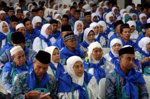 Sejumlah calon haji kelompok terbang (kloter) satu embarkasi Hasanuddin mendengarkan bimbingan panitia di Asrama Haji Sudiang, Makassar, Sulawesi Selatan, Kamis (20/8). Sebanyak 450 orang calon haji asal Kota Makassar yang tergabung dalam kloter satu Embarkasi Hasanuddin Makassar masuk di asrama Haji Sudiang sebelum diberangkatkan ke Jeddah, Arab Saudi pada 21 Agustus 2015. ANTARA FOTO/Sahrul Manda Tikupadang/pras/15