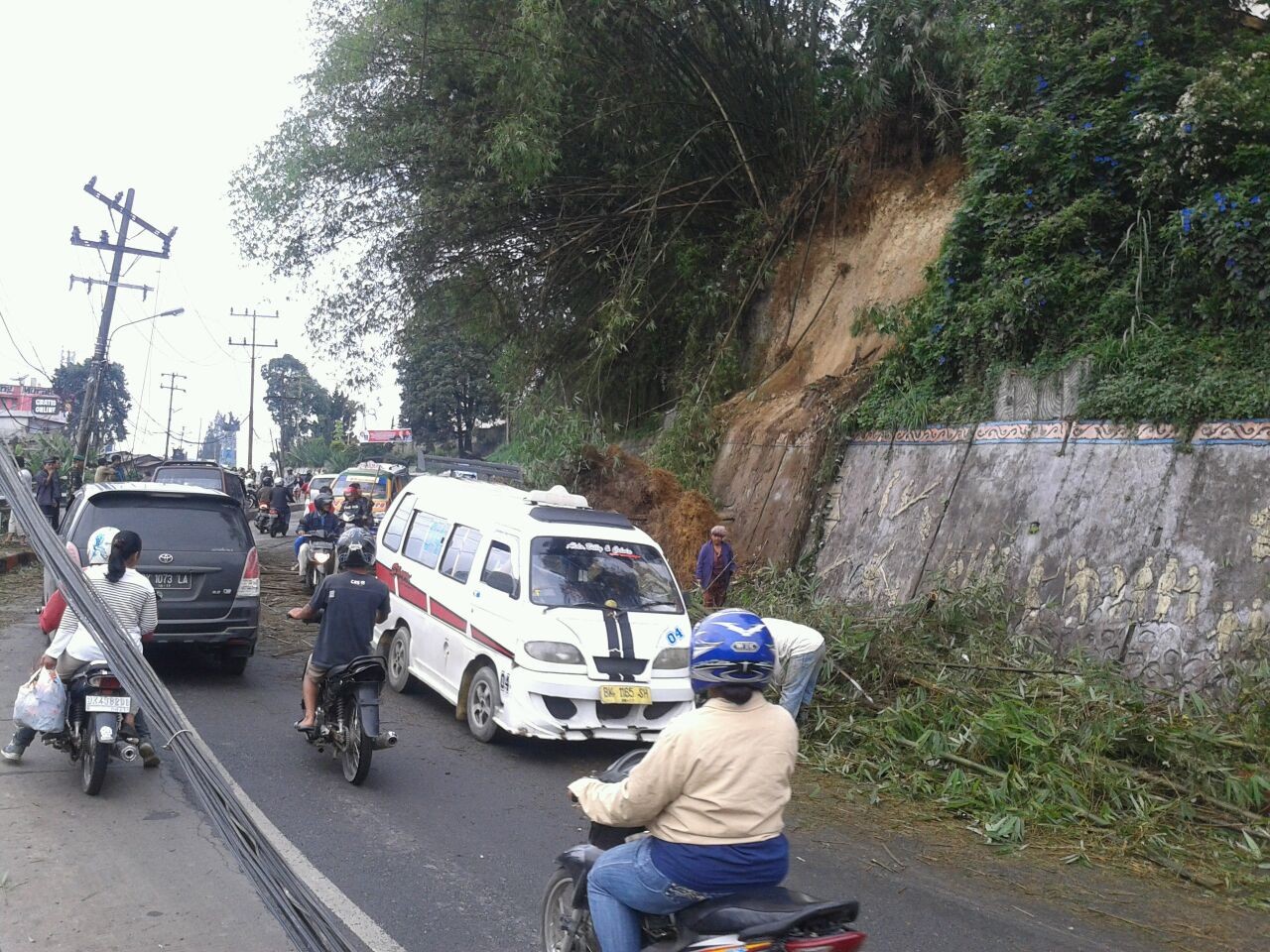 Jalan Medan Berastagi Longsor