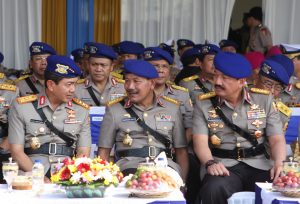 Kapolri Jenderal (Pol) Badrodin Haiti (tengah) didampingi Wakapolri Komjen (Pol) Budi Gunawan (kanan) dan Kabaharkam Polri Komjen (Pol) Putut Eko Bayuseno (kiri) berbincang disela upacara peringatan HUT ke- 65 Polisi Air dan Udara (Polairud) di Markas Korps Direktorat Polisi Udara Baharkam Polri, Pondok Cabe, Tangerang Selatan, Selasa (1/12).  Peringatan HUT ke- 65 Polisi Air dan Udara bertema melalui revolusi mental  Polairud siap memantapkan soliditas dan profesionalisme guna mewujudkan Indonesia sebagai poros maritim dunia. ANTARA FOTO/Reno Esnir/ama/15.