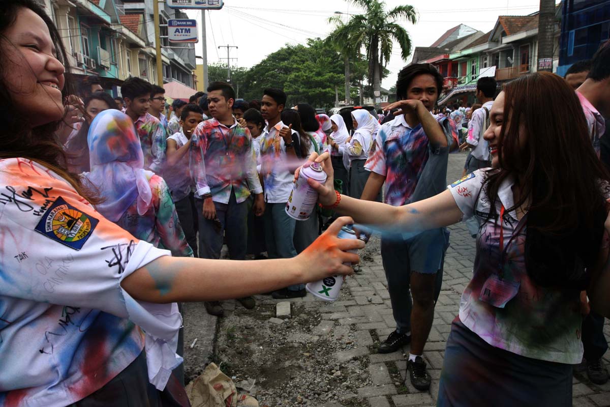 Corat Coret Pasca UN Antara Tradisi Dan Kegembiraan