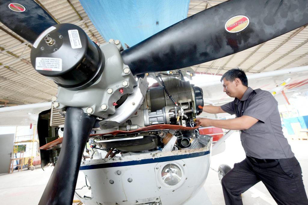 Seorang mekanik melakukan perawatan terhadap pesawat MAF di hanggar bandara Juwata Tarakan, Kalimantan Utara, Rabu (30/3). Pesawat MAF dengan tujuan Malinau dan Krayan kembali beroperasi setelah sempat dipermasalahkan mengenai ijin terbangnya. ANTARA FOTO/Fadlansyah/ama/16.