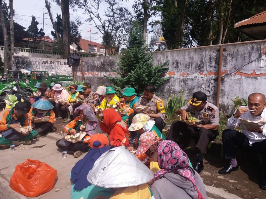 Kapolres Karo Makan Bersama Petugas Kebersihan